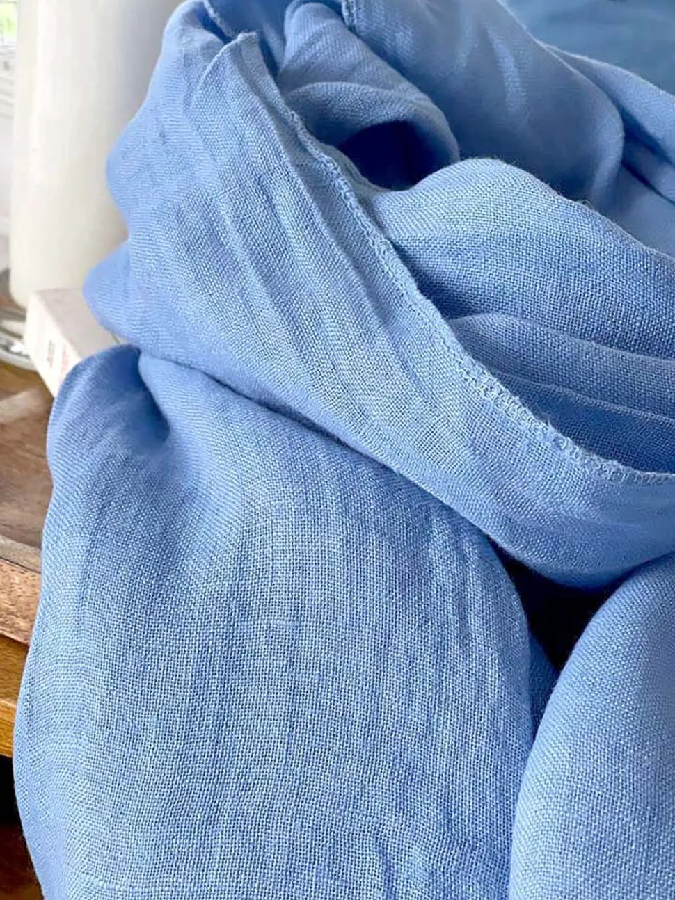 foulard_bleu_ciel_emery_1.webp Homme Saheline Foulard Bleu Ciel Emery