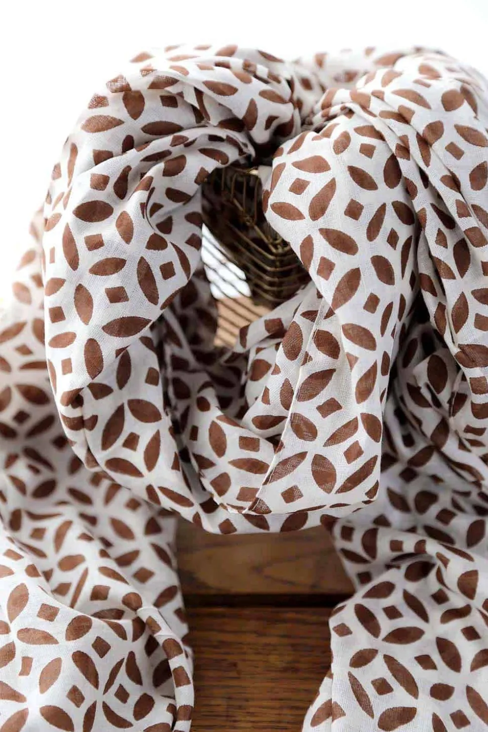 foulard_homme_marron_aust_1.webp Homme Saheline Foulard Homme Marron Austin