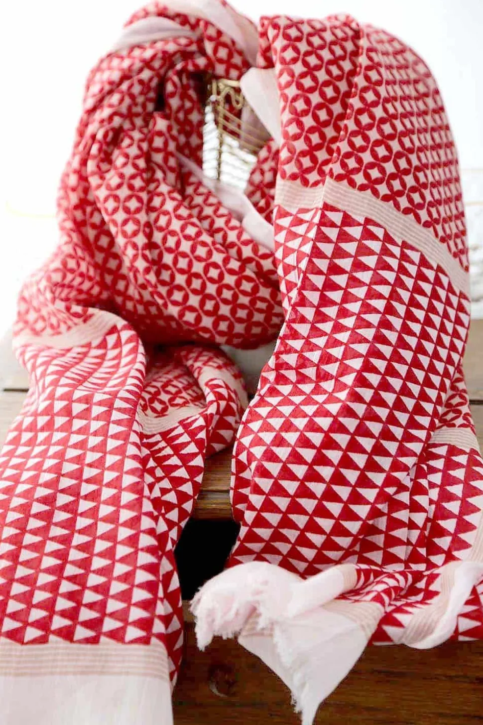 foulard_rouge_kenta_2.webp Homme Saheline Foulard Rouge Kenta