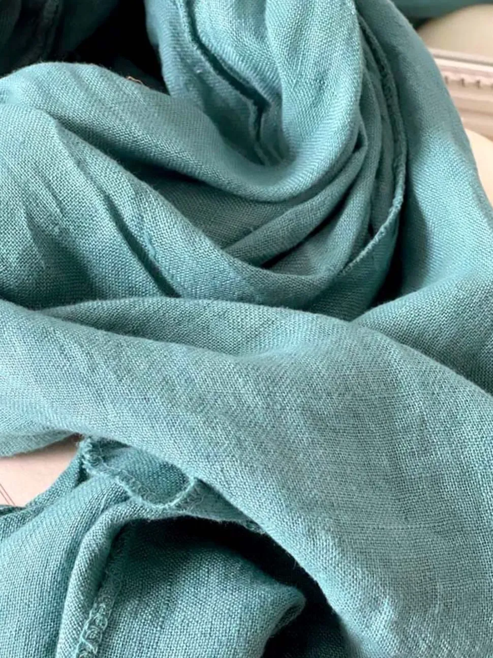 foulard_vert_paon_emery_1.webp Homme Saheline Foulard Vert Paon Emery