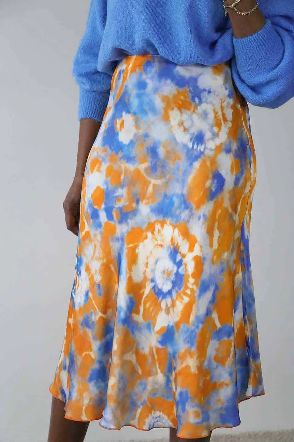 jupe_midi_satinee_orange__1.webp Femmes Saheline Jupe Midi Satinee Orange Gina