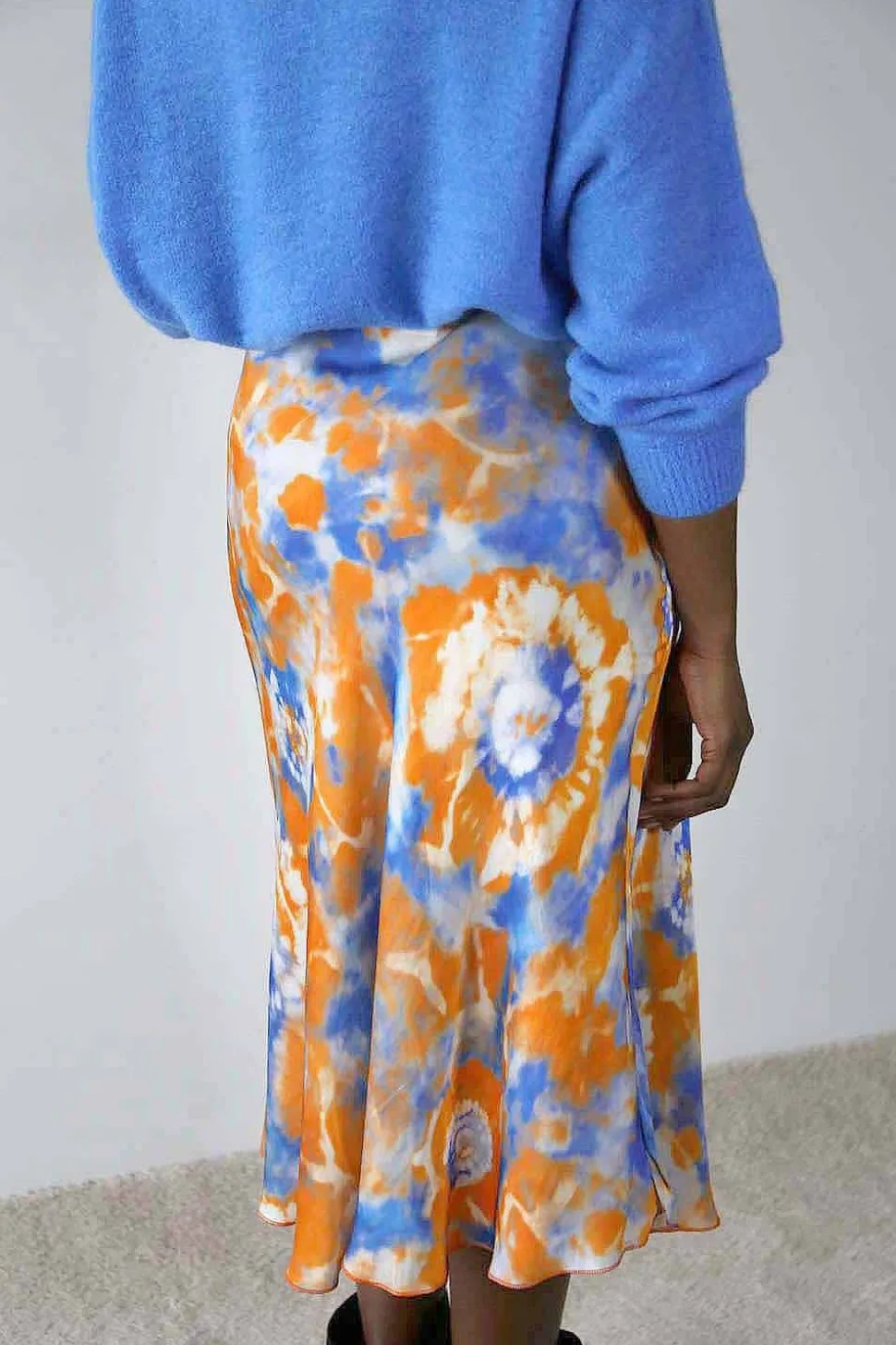 jupe_midi_satinee_orange__3.webp Femmes Saheline Jupe Midi Satinee Orange Gina