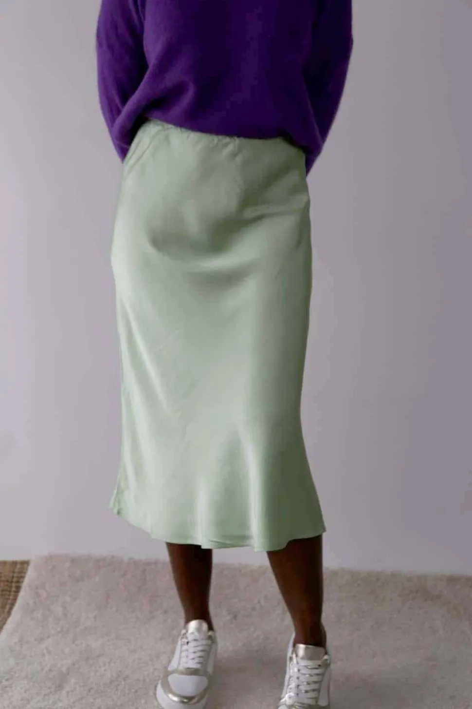jupe_midi_soie_vert_amand_3.webp Femmes Saheline Jupe Midi Soie Vert Amande Natty
