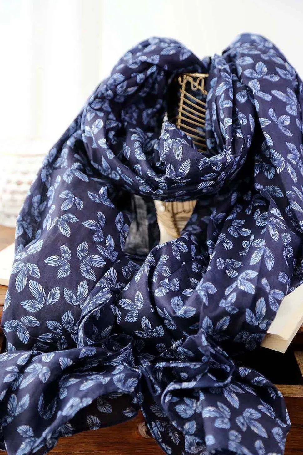 foulard_bleu_oliver_1.webp Homme Saheline Foulard Bleu Oliver