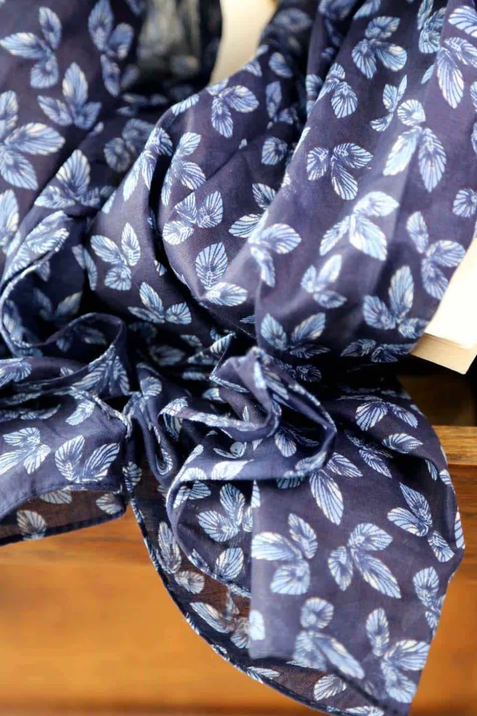 foulard_bleu_oliver_2.webp Homme Saheline Foulard Bleu Oliver
