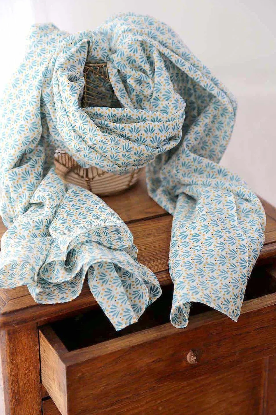 foulard_homme_bleu_turquo_1.webp Homme Saheline Foulard Homme Bleu Turquoise Brooklyn