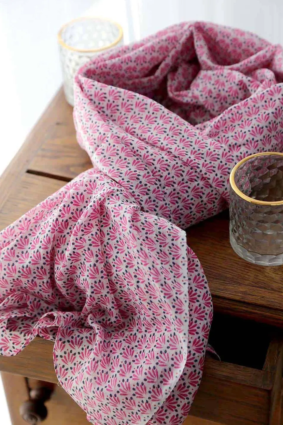 foulard_homme_rose_fushia_1.webp Homme Saheline Foulard Homme Rose Fushia Brooklyn
