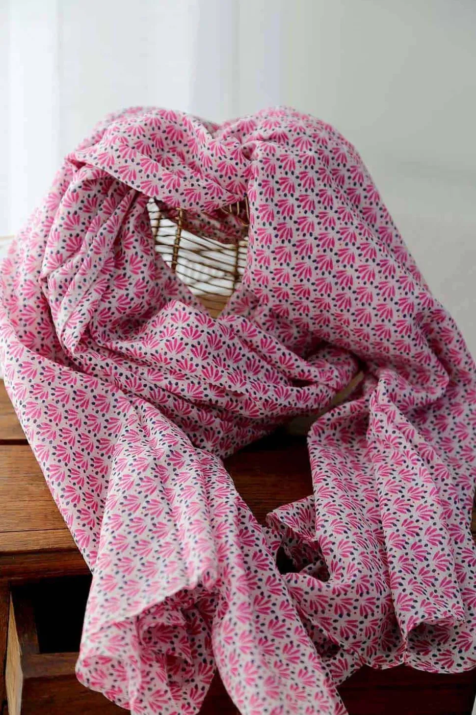 foulard_homme_rose_fushia_4.webp Homme Saheline Foulard Homme Rose Fushia Brooklyn