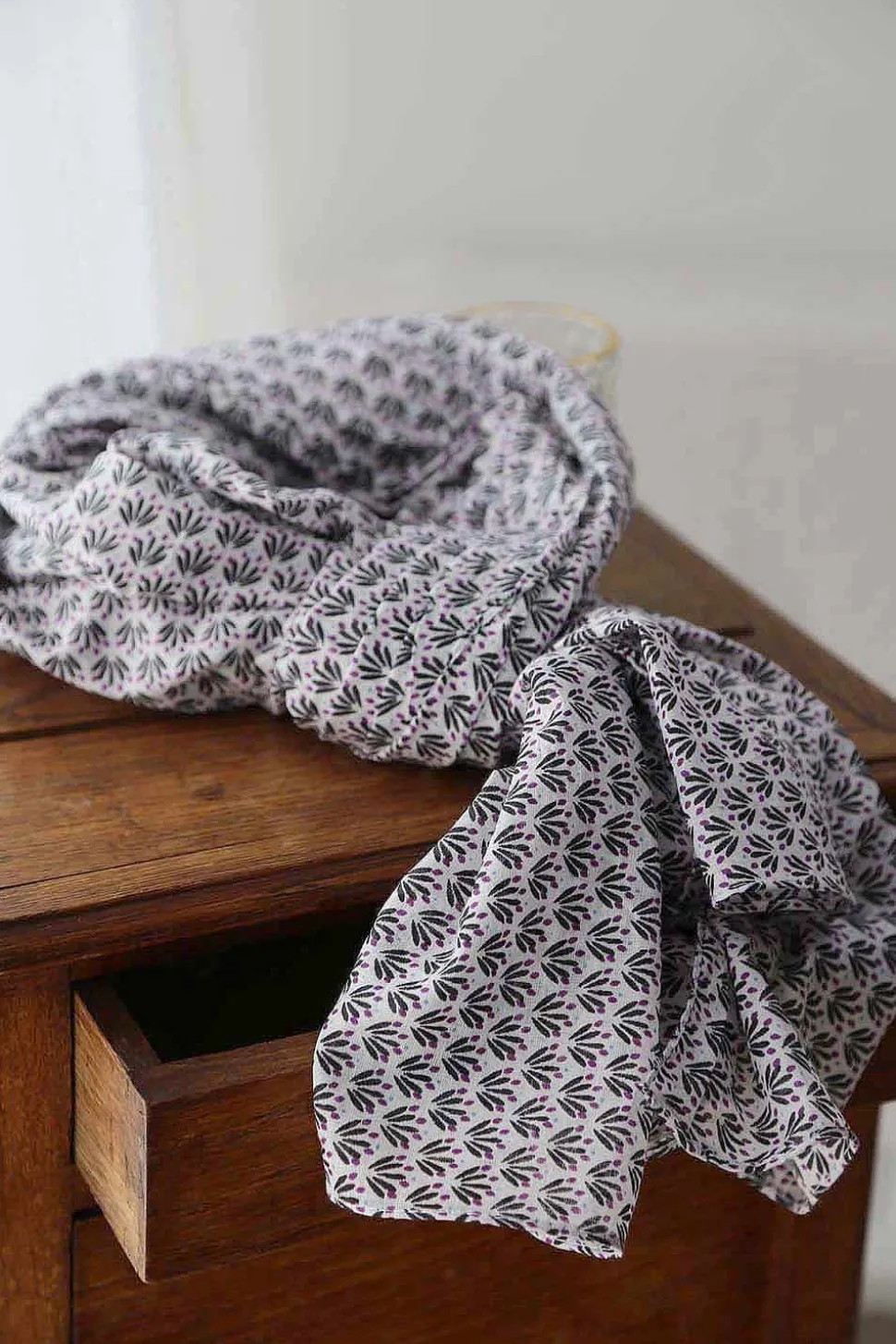 foulard_homme_violet__noi_1.webp Homme Saheline Foulard Homme Violet / Noir Brooklyn