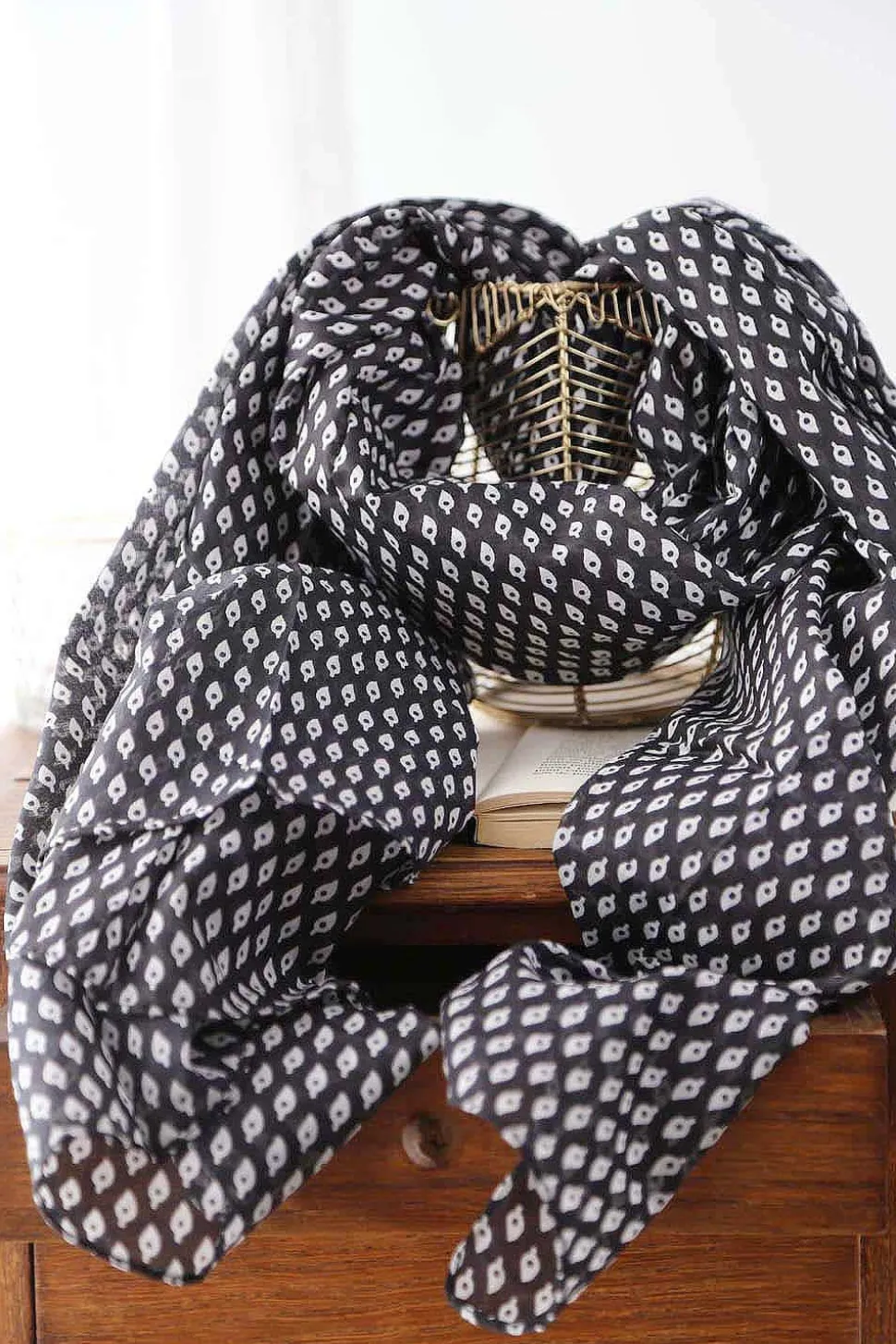 foulard_noir_faris_1.webp Homme Saheline Foulard Noir Faris